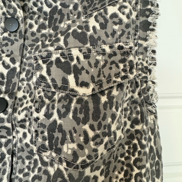 English‎ Rose Sleeveless Denim Vest Women's S/M Gray Animal Studs Fringe Buttons - Picture 6 of 10